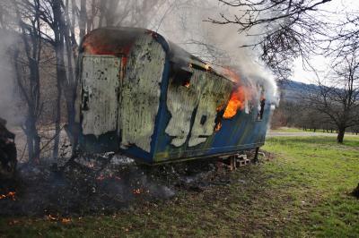 Berglen: Bauwagen brennt vollstaendig nieder und stuerzt ein - Feuerwehr im Einsatz
